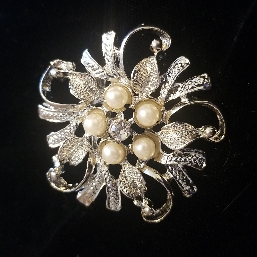 Wreath brooch with pearl center (5726)